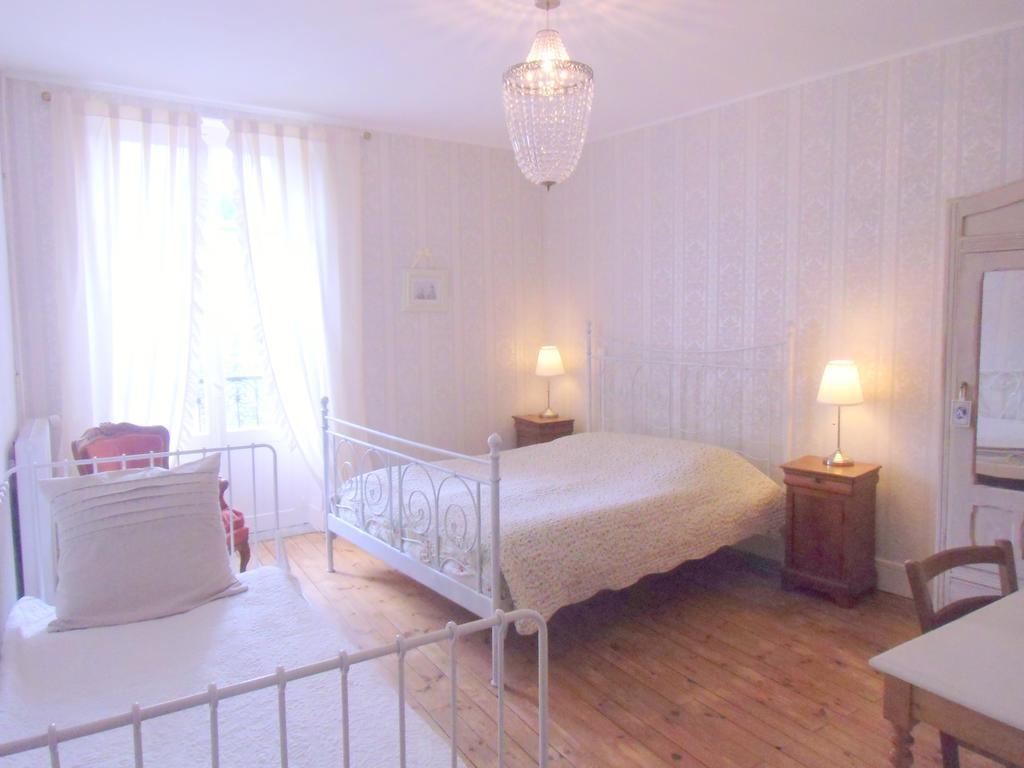 Hôtel De La Providence Égliseneuve-dʼEntraigues Quarto foto
