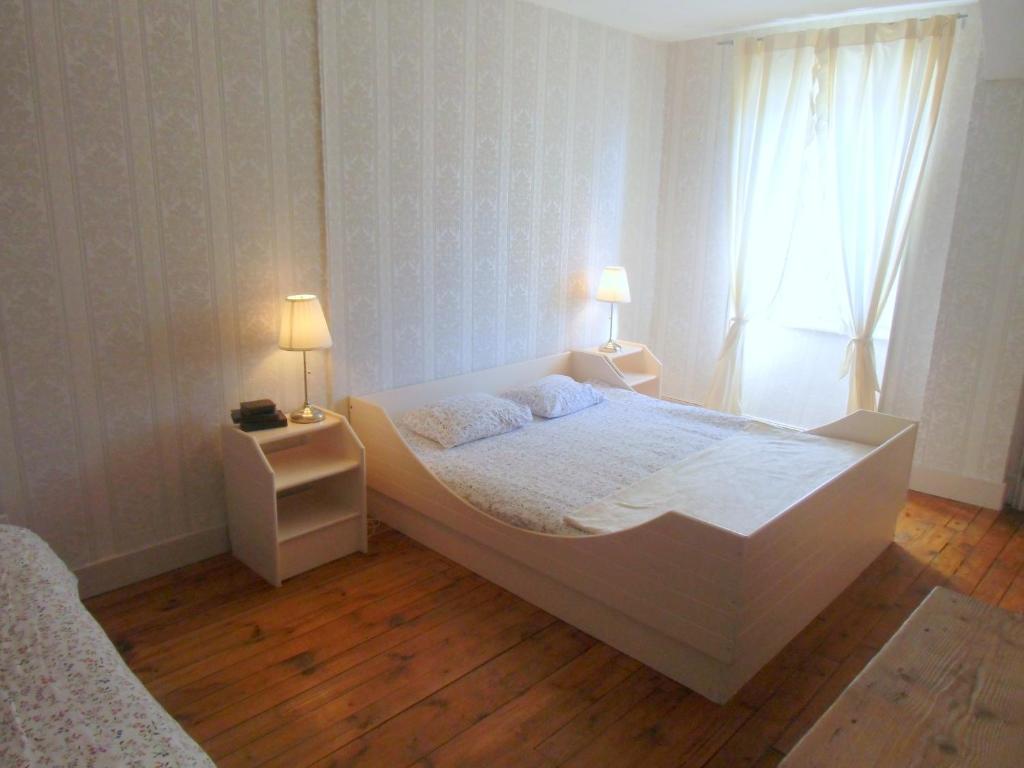 Hôtel De La Providence Égliseneuve-dʼEntraigues Quarto foto